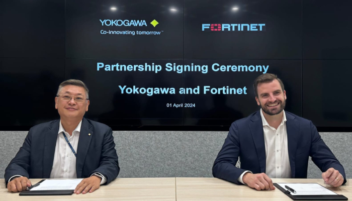 Michael Murphy (Right), OT APAC Leader, Fortinet and Dr. Darius Ngo (left), Senior Vice President, Digital Enterprise Head Yokogawa Engineering Asia Pte. Ltd at the partnership signing ceremony